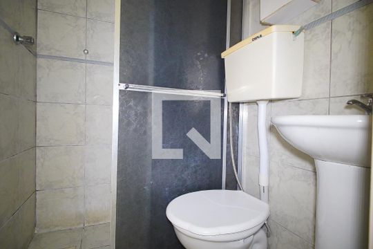 Banheiro de apartamento à venda com 1 quarto, 30m² em Mont’serrat, Porto Alegre