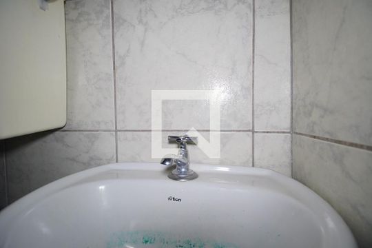 Banheiro de apartamento à venda com 1 quarto, 30m² em Mont’serrat, Porto Alegre