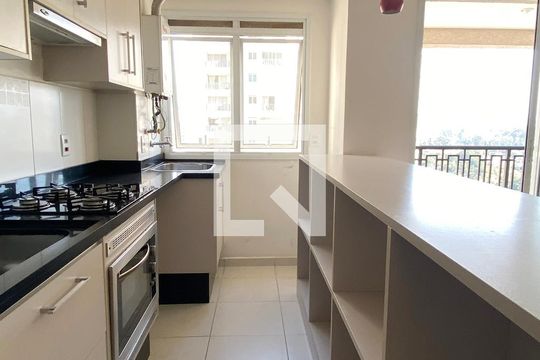 Cozinha de apartamento para alugar com 1 quarto, 50m² em Sítio Tamboré Alphaville, Barueri