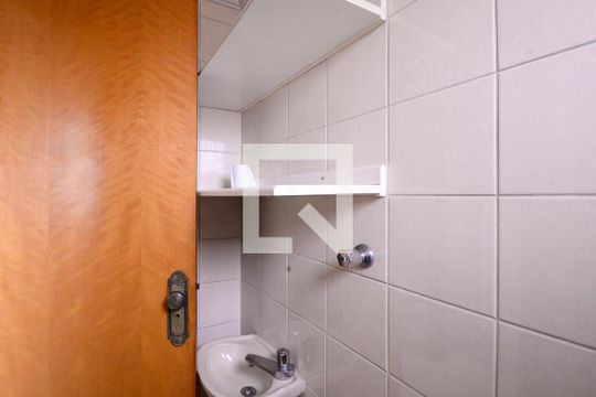 Banheiro de Serviço  de apartamento à venda com 2 quartos, 61m² em Vila Gumercindo, São Paulo