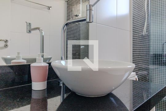 Banheiro de apartamento à venda com 2 quartos, 80m² em Chácara Agrindus, Taboão da Serra