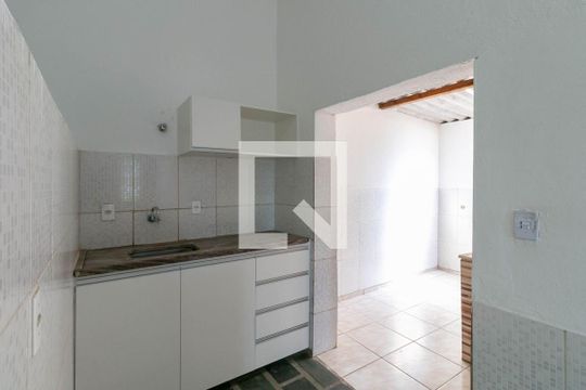 Cozinha e Área de Serviço de casa para alugar com 2 quartos, 55m² em Marajó, Belo Horizonte
