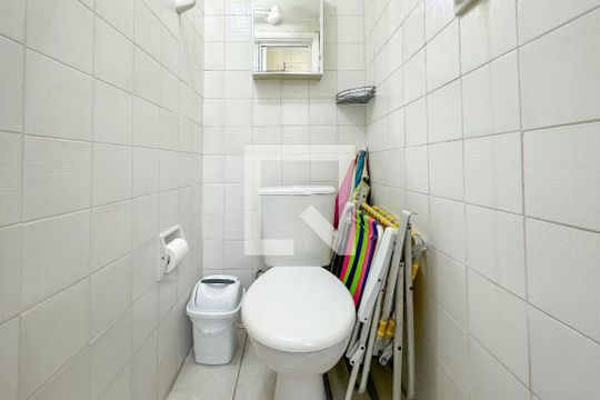 Área de Serviço - Banheiro de apartamento para alugar com 2 quartos, 70m² em Jardim Belmar, Guarujá