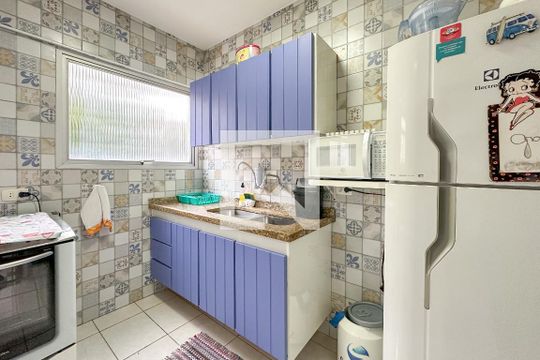 Cozinha de apartamento para alugar com 2 quartos, 70m² em Jardim Belmar, Guarujá