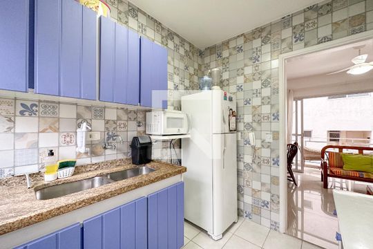 Cozinha de apartamento para alugar com 2 quartos, 70m² em Jardim Belmar, Guarujá