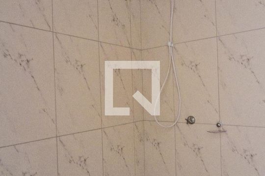 Banheiro de kitnet/studio para alugar com 0 quarto, 30m² em Vila Mangalot, São Paulo