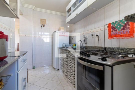 Cozinha de apartamento para alugar com 2 quartos, 60m² em Parque Paineiras, São Paulo