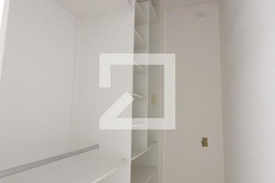 Closet Quarto 1  de apartamento para alugar com 2 quartos, 58m² em Santa Teresinha, São Paulo