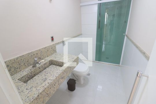 Banheiro  de apartamento para alugar com 2 quartos, 58m² em Santa Teresinha, São Paulo