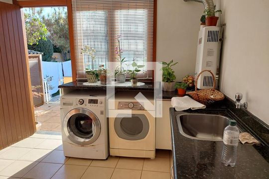 Lavanderia de casa à venda com 4 quartos, 430m² em Campo Novo, Porto Alegre