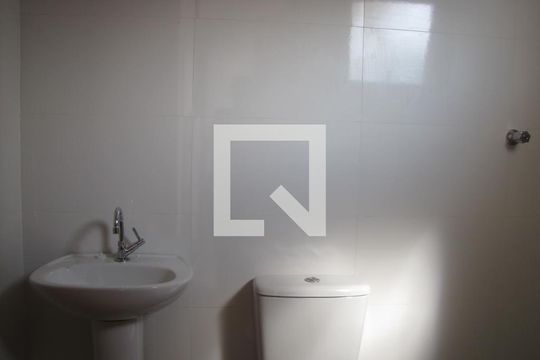Banheiro de apartamento para alugar com 1 quarto, 35m² em Vila Guilhermina, São Paulo