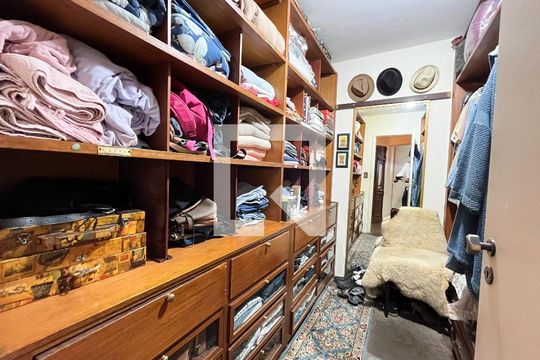 Closet de casa à venda com 4 quartos, 250m² em Vila do Encontro, São Paulo