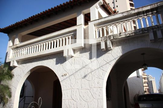 Fachada de casa para alugar com 5 quartos, 690m² em Centro, Uberlândia