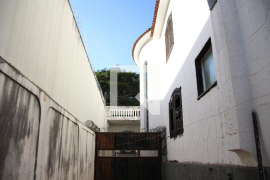 Garagem de casa para alugar com 5 quartos, 690m² em Centro, Uberlândia