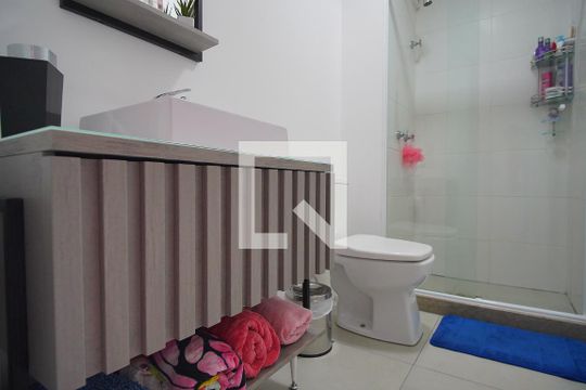 Banheiro suíte  de apartamento à venda com 2 quartos, 78m² em Vila Ipiranga, Porto Alegre