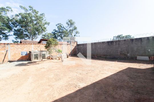 Quintal de casa à venda com 3 quartos, 140m² em Braúnas, Belo Horizonte