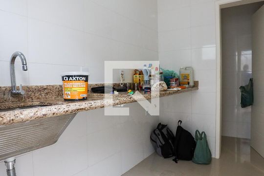 Área de serviço de casa de condomínio para alugar com 3 quartos, 320m² em São Paulo Ii, Cotia