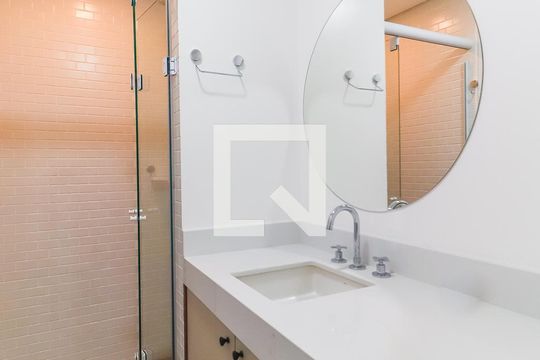 Banheiro de kitnet/studio para alugar com 1 quarto, 37m² em Jardim das Bandeiras, São Paulo