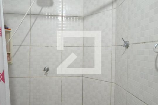 Banheiro de casa à venda com 2 quartos, 71m² em Campo Novo, Porto Alegre