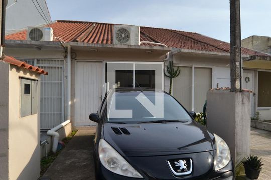 Fachada de casa à venda com 2 quartos, 71m² em Campo Novo, Porto Alegre