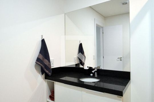 Banheiro de kitnet/studio à venda com 1 quarto, 30m² em Centro Histórico, Porto Alegre