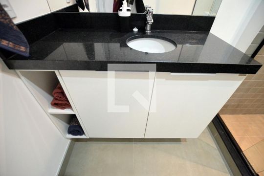 Banheiro de kitnet/studio à venda com 1 quarto, 30m² em Centro Histórico, Porto Alegre
