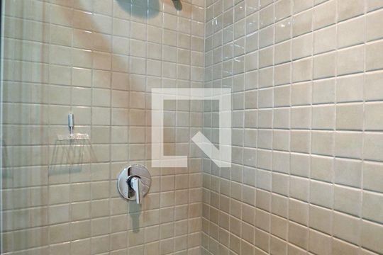 Banheiro de kitnet/studio à venda com 1 quarto, 30m² em Centro Histórico, Porto Alegre