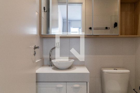 Banheiro da Suíte de apartamento para alugar com 1 quarto, 28m² em Água Branca, São Paulo