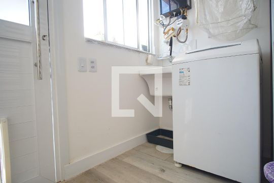 Área  de serviço  de apartamento à venda com 2 quartos, 140m² em Vila Ipiranga, Porto Alegre