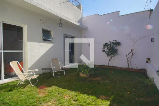 Pátio  fundos  de apartamento à venda com 2 quartos, 140m² em Vila Ipiranga, Porto Alegre
