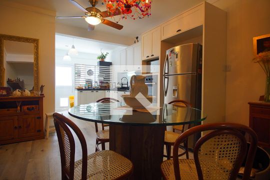 Cozinha  de apartamento à venda com 2 quartos, 140m² em Vila Ipiranga, Porto Alegre