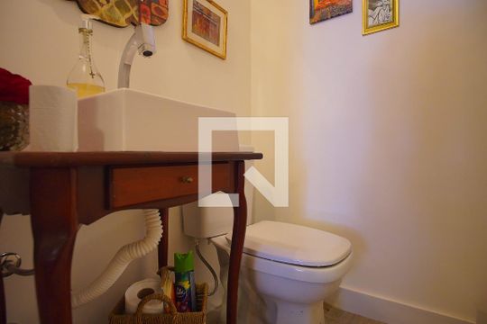Lavabo  de apartamento à venda com 2 quartos, 140m² em Vila Ipiranga, Porto Alegre