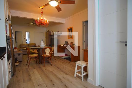 Cozinha  de apartamento à venda com 2 quartos, 140m² em Vila Ipiranga, Porto Alegre