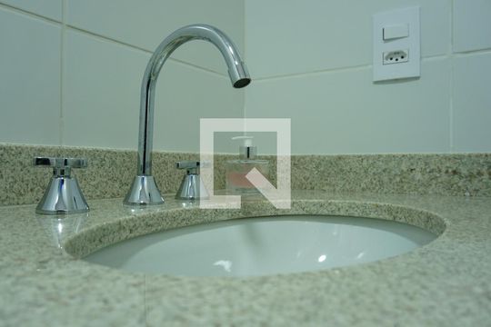 Banheiro de apartamento para alugar com 1 quarto, 39m² em Butantã, São Paulo