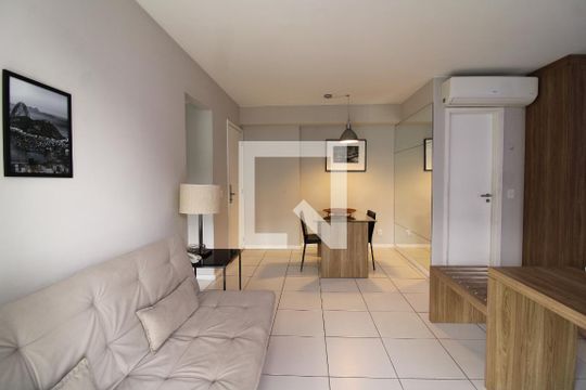 Sala de apartamento para alugar com 1 quarto, 68m² em Jacarepaguá, Rio de Janeiro