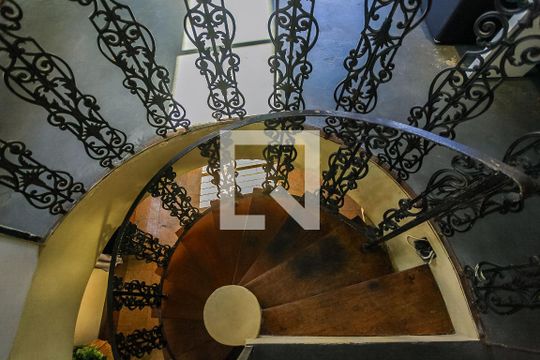Escadas de apartamento à venda com 4 quartos, 260m² em Vila Progredior, São Paulo