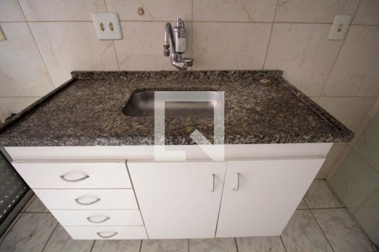 Cozinha de apartamento para alugar com 2 quartos, 48m² em Itaquera, São Paulo