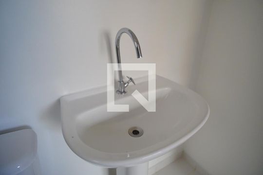 Banheiro da Suíte de apartamento à venda com 3 quartos, 70m² em Jardim Carvalho, Porto Alegre