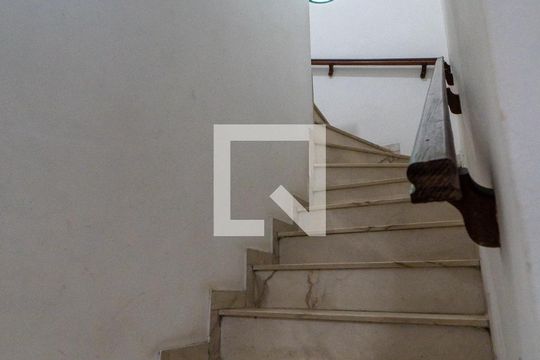 Escada de casa para alugar com 5 quartos, 340m² em Jardim Prudência, São Paulo