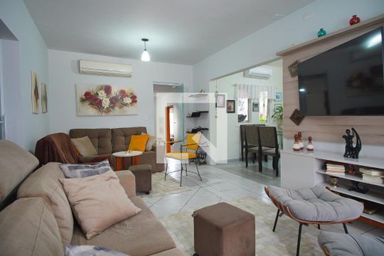 Sala de casa para alugar com 3 quartos, 215m² em Jardim Planalto, Porto Alegre