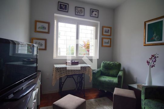 Sala de televisão de casa para alugar com 3 quartos, 215m² em Jardim Planalto, Porto Alegre