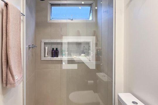 Banheiro da Suíte de apartamento para alugar com 2 quartos, 70m² em Indianópolis, São Paulo