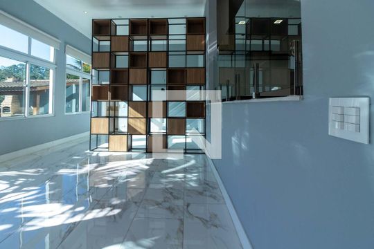 Casa para alugar com 3 quartos, 342m² em Jardim Indaiá, Embu das Artes