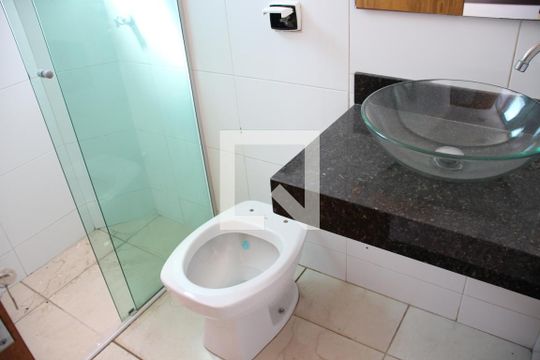 Banheiro da Suíte de apartamento para alugar com 3 quartos, 64m² em Jardim Patrícia, Uberlândia