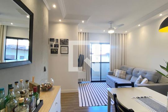 Sala de apartamento à venda com 3 quartos, 69m² em Jardim Tupanci, Barueri