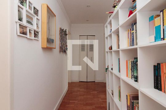 Corredor de apartamento à venda com 3 quartos, 177m² em Higienópolis, São Paulo