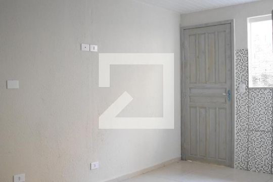 Quarto de casa para alugar com 1 quarto, 16m² em Parolin, Curitiba