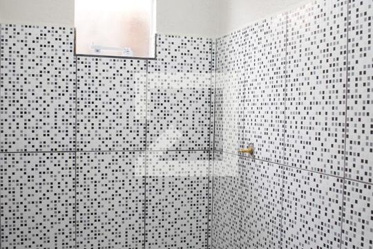 Banheiro de casa para alugar com 1 quarto, 16m² em Parolin, Curitiba