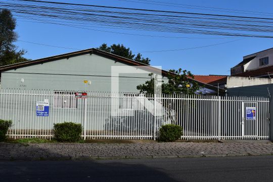 Fachada de casa para alugar com 1 quarto, 16m² em Parolin, Curitiba