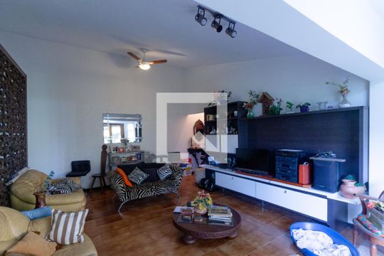 Sala de casa de condomínio para alugar com 3 quartos, 145m² em Condomínio Estância Marambaia, Vinhedo